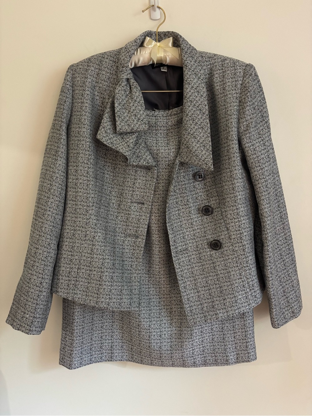 Women's Giorgio Sant Angelo Gray Tweed Jacket and Skirt Set